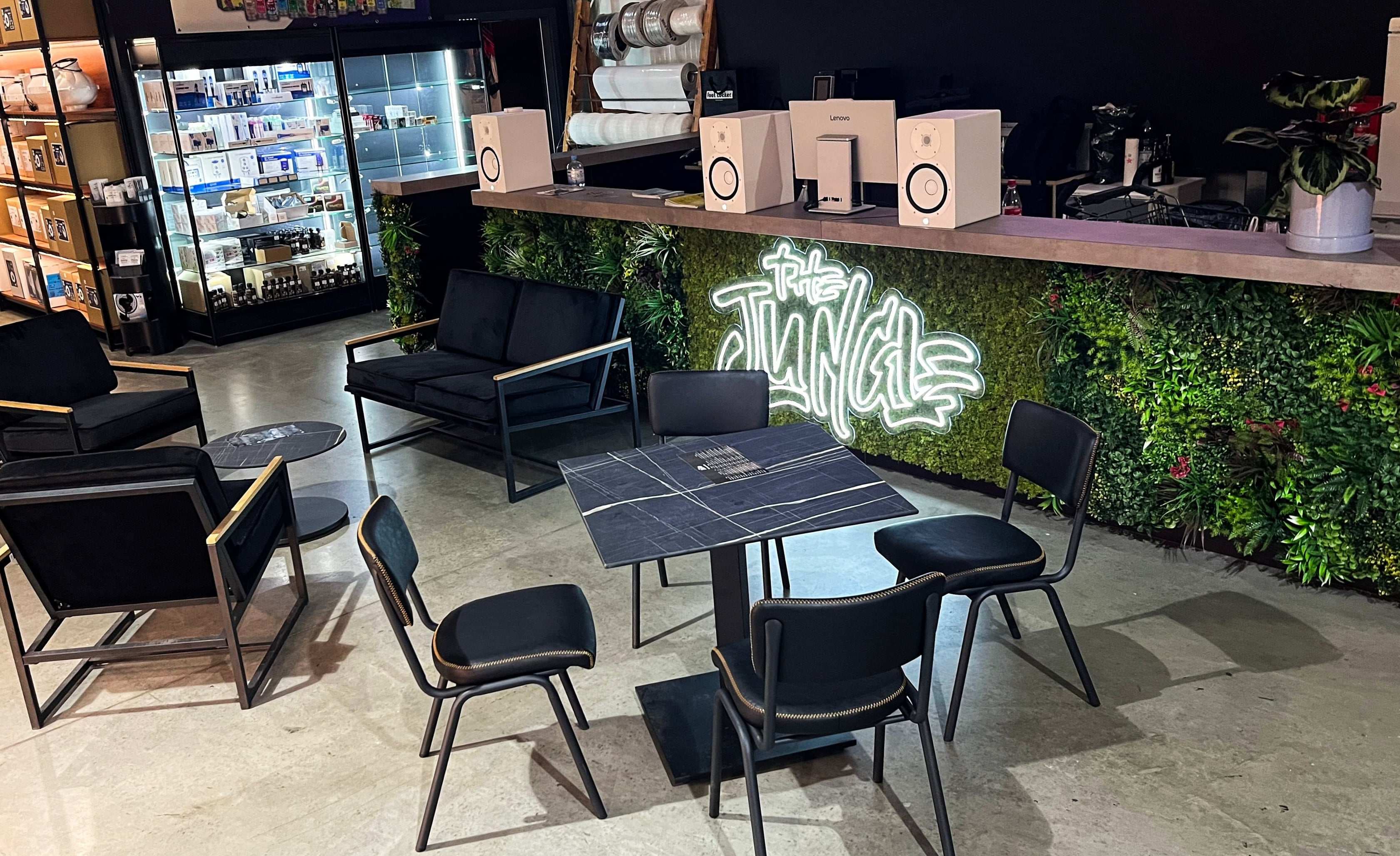 The Jungle Growshop - Bar And Chill Area